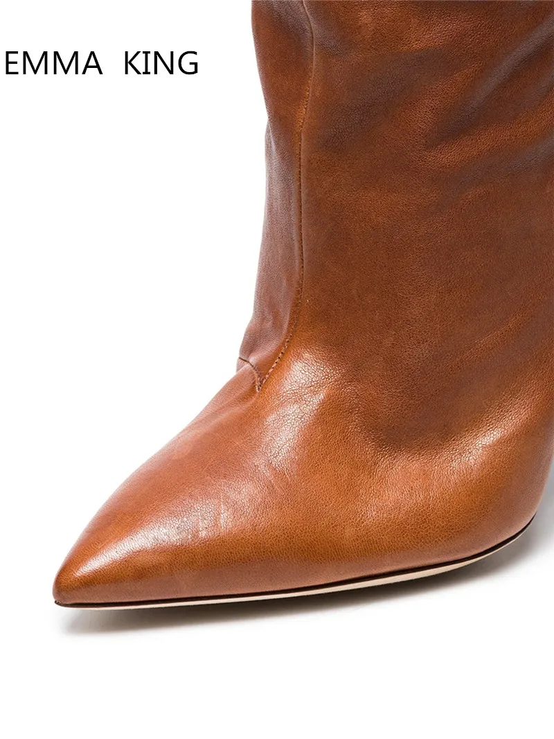 Женские коричневые плиссированные Сапоги выше колена обувь на шпильках женские кожаные сапоги «Челси» без застежки с острым носком на высоком каблуке для подиума