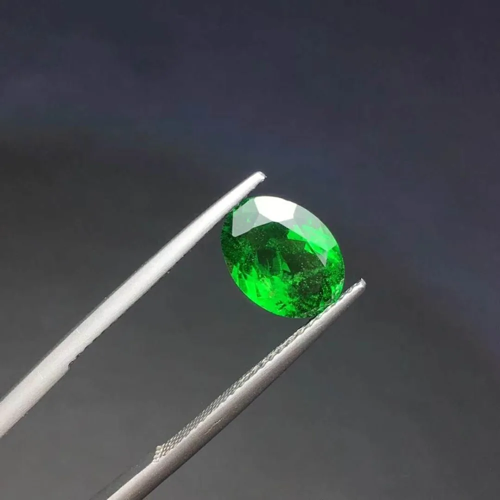 

Natural garnet,Beautiful emerald green,Exquisite workmanship,Weight 2.5ct,Specification 7.5 * 10mm