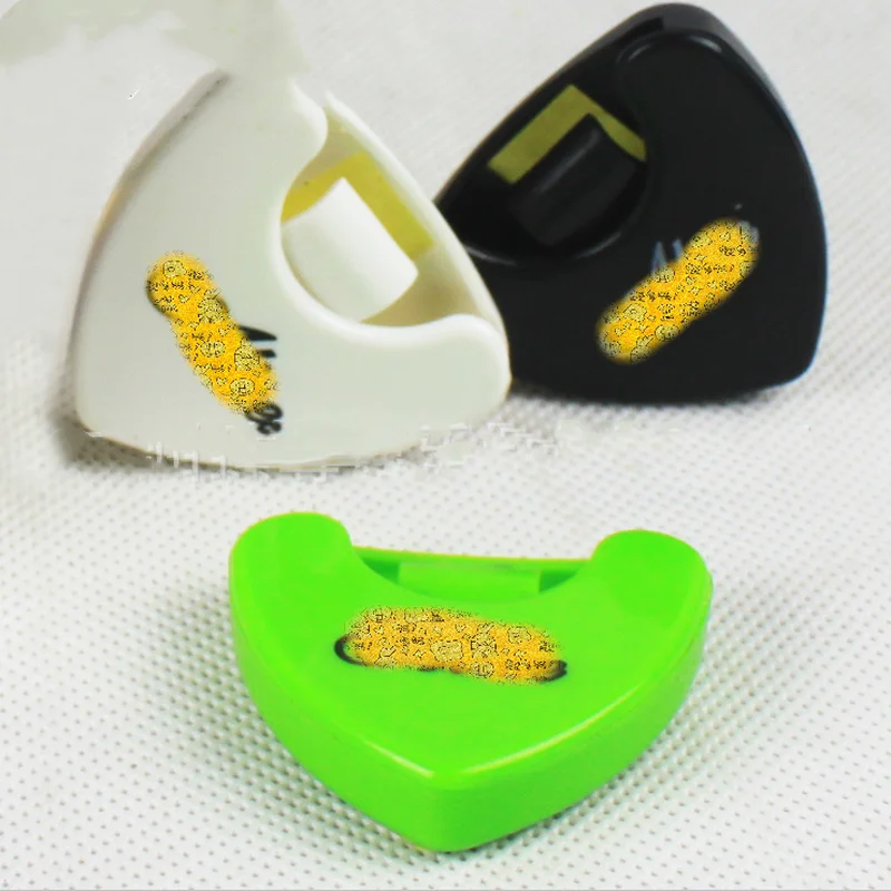 

1 Piece Guitar Pick Holder Plastic Plectrum Case Mediator Quick Storage Self Adhesive Triangle Shape Random Color