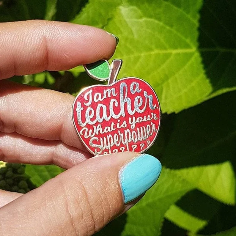 Идея подарка с эмалью для учителя. Отличный подарок для учителя на национальный День учителя