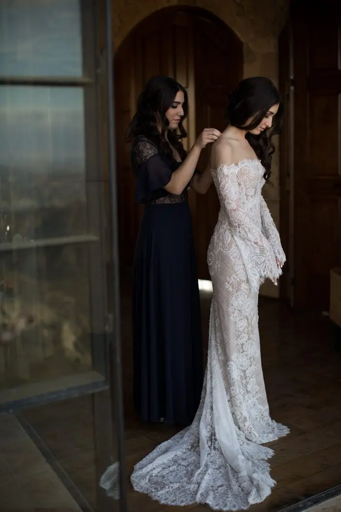 we-cant-decide-which-we-love-more-the-elegant-opulence-or-epic-views-in-this-malibu-rocky-oaks-wedding-katrina-jayne-11-700x1050
