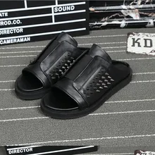 Сандалии мужские скольжения Повседневные босоножки на толстой подошве с заклепками пляж римские мужские тапочки из дышащей кожи новые летние Тапочки