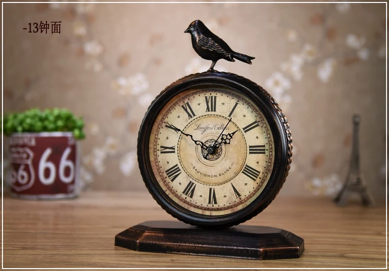 Винтажные настольные металлические часы с птицей