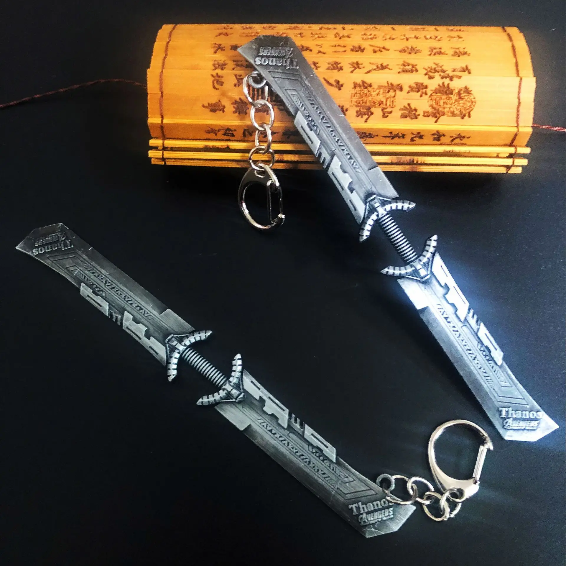 

Avengers Thanos 4 Thanos New Weapons Double-edg Thor Hammer Mjolnir Key buckle Captain America Shield Hulk Batman Mask KeyChain