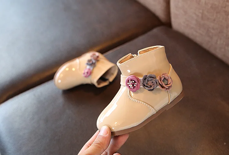 Autumn New Baby Girls Fashion Boots Baby Shoes Cute Flower Leather Low Heeled Boots for Baby Girls Pink Black Color