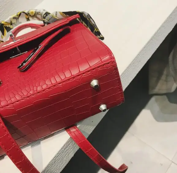 

Small bag female 2018 new Korean silk scarf handbag stone pattern portable small square bag wild Messenger bag tide