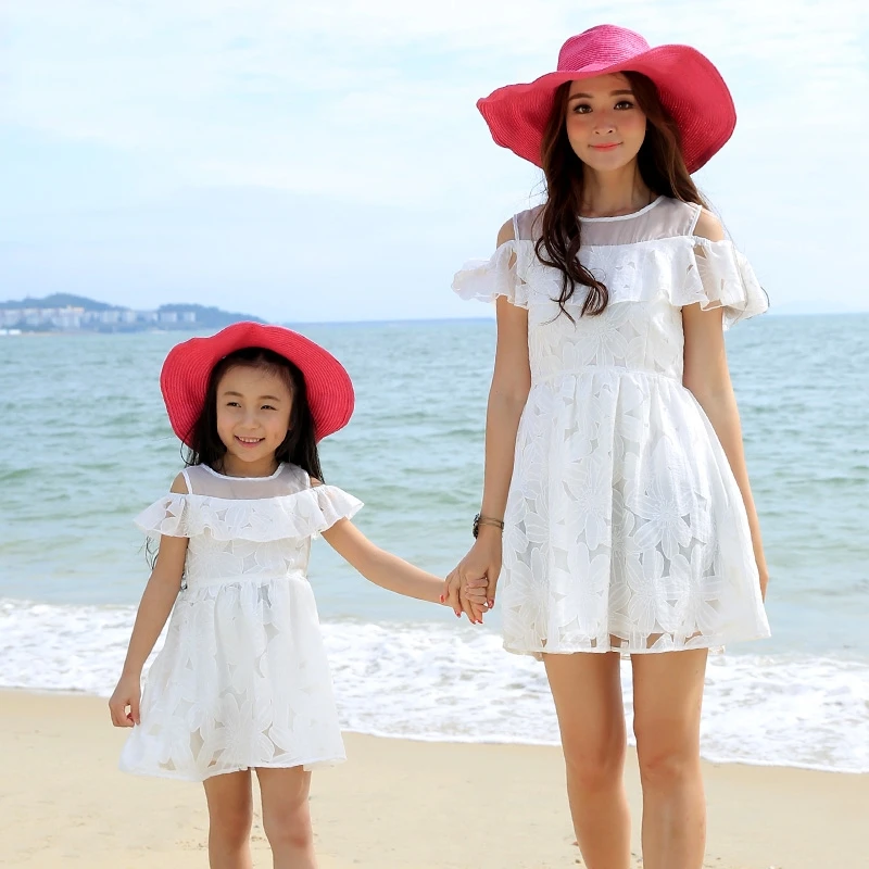 Платье из муслина мама и дочка. Вязаные платья мама и дочка. Кружевное платье мама и дочка. Белые платья мама дочка. Вязаные платья мама и дочка.