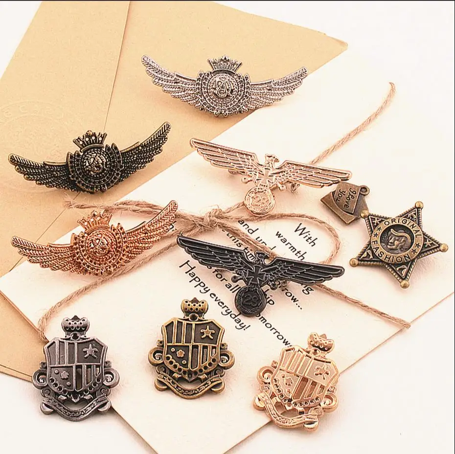 

The new badge British restoring ancient ways Eagle knight Wolf heart-shaped alloy pin badges