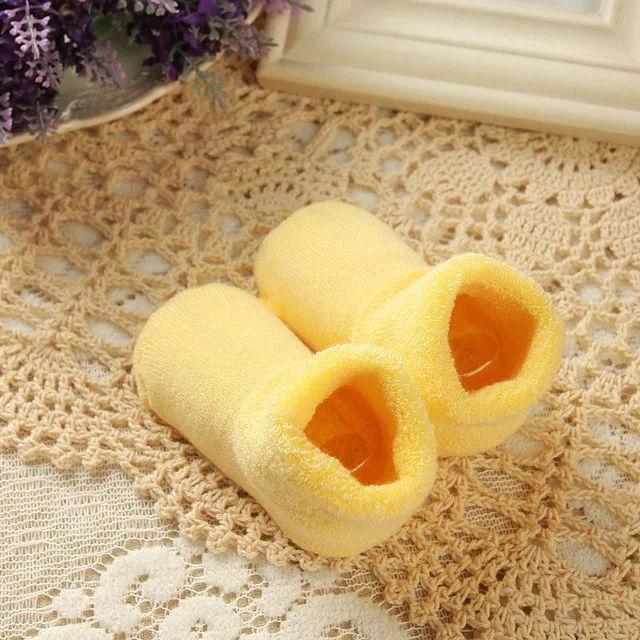 Yellow Зимние носки-башмачки для малышей 0-3 лет, 6 цветов, модные однотонные нескользящие носки с резиновой подошвой для мальчиков и девочек, детские товары - Цвет: Yellow