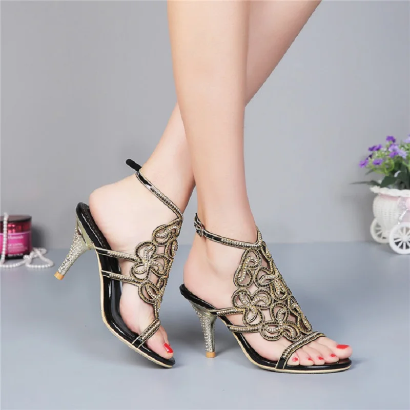 Женские летние босоножки на тонком высоком каблуке украшенные стразами цветами