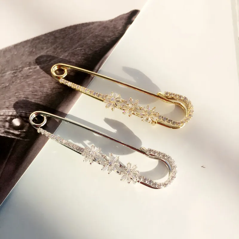 

Romantic Wedding Flower Brooch Christmas Snowflake Brooches Women Breastpin Corsage Scarf Sweater Safety Pins