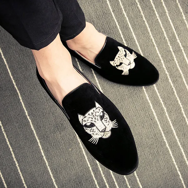 Мужская обувь; Роскошные Брендовые мужские итальянские лоферы с принтом тигра; модельные туфли; повседневные бархатные туфли на плоской подошве для мужчин; вечерние туфли для вождения - Цвет: black  tiger