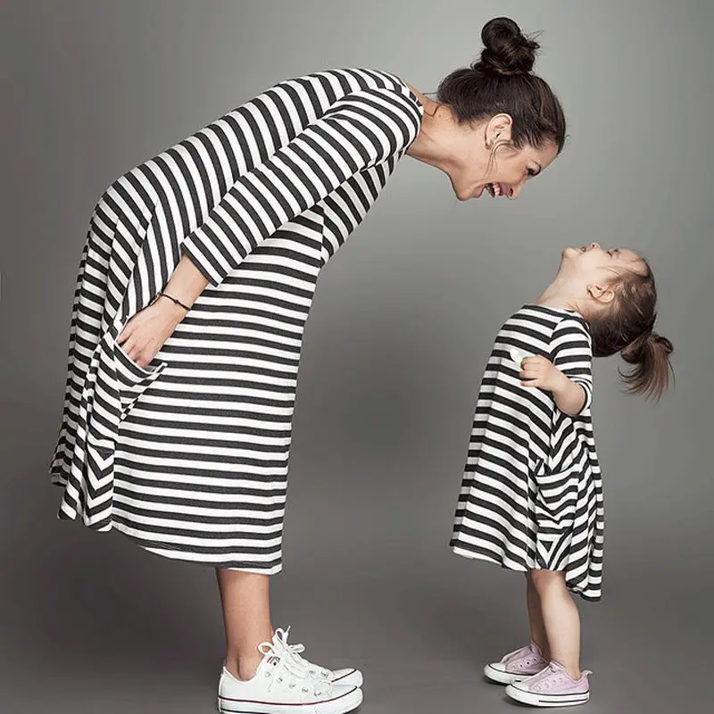 Черно-белое платье в полоску для девочек; одежда с длинными рукавами для мамы и дочки; платья в полоску; одежда трапециевидной формы; Лидер продаж
