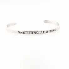 Горячая одна вещь в то время браслеты из нержавеющей стали черные чернила лазерной гравировкой положительные извещения женский браслет с мантрой