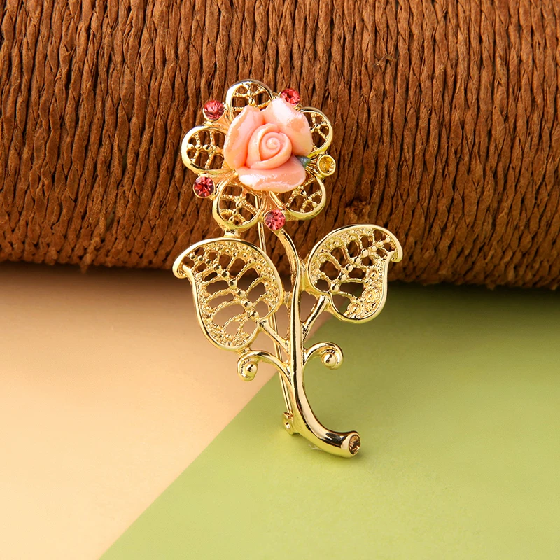 

Fashion Jewelry Gold Color Luxury Crystal Flower Acrylic Brooch For Women Elegant Wedding Accessories Charm Brooch Pin in box