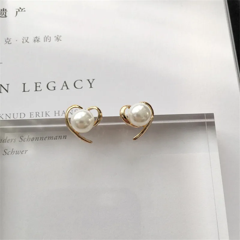 

Bonita Ella Romantic Heart Shape Pearl Stud Earrings
