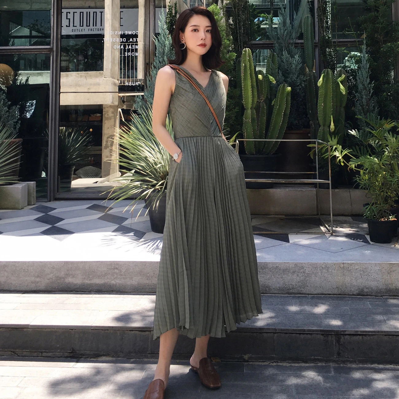 temperament show thin pressure plait wide-legged jumpsuits v-neck sleeveless waist jumpsuit fashion women's clothing
