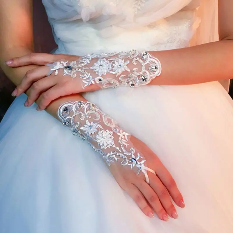 

Wholesale Summer Short Lace Gloves Hand-made Rhinestones White Mittens Wedding Dress Accessories for Bride Women