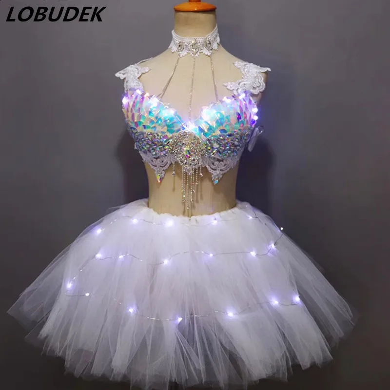 Bar Nachtclub Music party Vrouwelijke Kostuum Sparkly Lovertjes Kristallen LED Bikini Mini Rok Set Sexy Dansvoorstelling Stadium Outfit Bar Nachtclub Music party Vrouwelijke Kostuum Sparkly Lovertjes Kristallen LED Bikini Mini Rok Set Sexy Dansvoorstelling Stadium Outfit