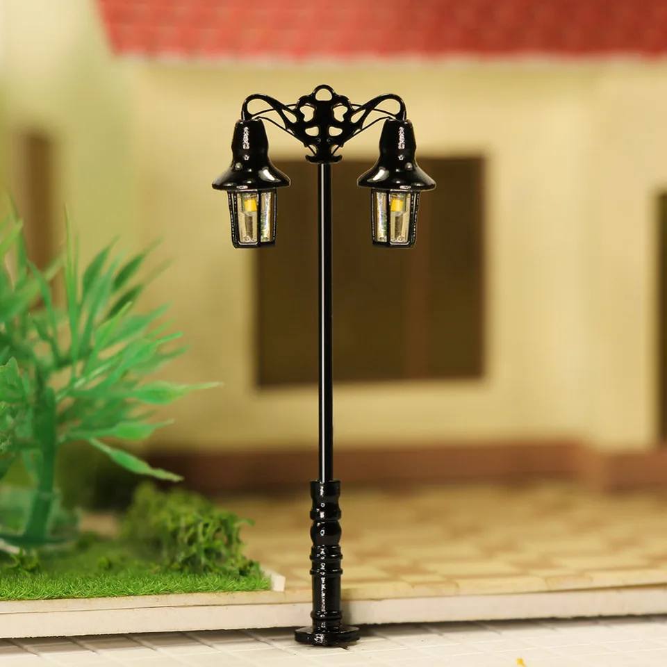 Lot De 4 Lampadaires Illuminés (H12 Cm) Pour Aménager Un Village