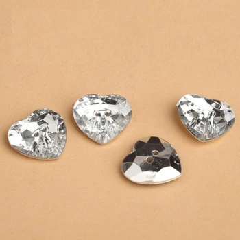 Cena 12.5mm Dwa Otwory Przyciski Akrylowe Jasne Kryształ W Kształcie Serca W Kształcie Serca Na Ubrania Garsonka Handmade Pudełko Craft DIY Favor Do Szycia