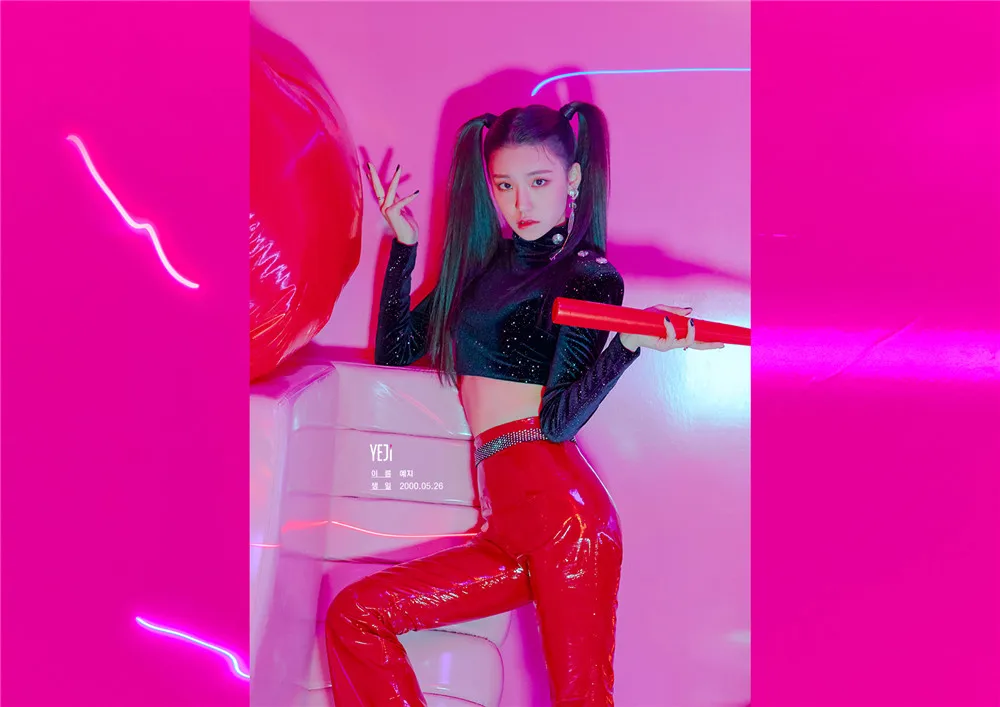 ITZY Kpop плакаты корейские певцы белая бумага с покрытием печатает четкое изображение украшения дома - Цвет: Черный