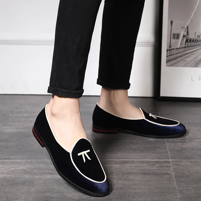 Стиль, дизайнерские кожаные туфли, модные мужские шелковые бархатные туфли с острым носком, удобные лоферы размера плюс, мужские официальные туфли - Цвет: Black
