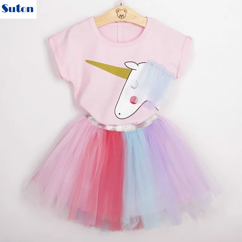 Продажа Сутон для маленьких девочек 2018 новый комплект сезон весна ndash;лето хлопок мультфильм платье Единорог розовая футболка + кружева красочные пла...