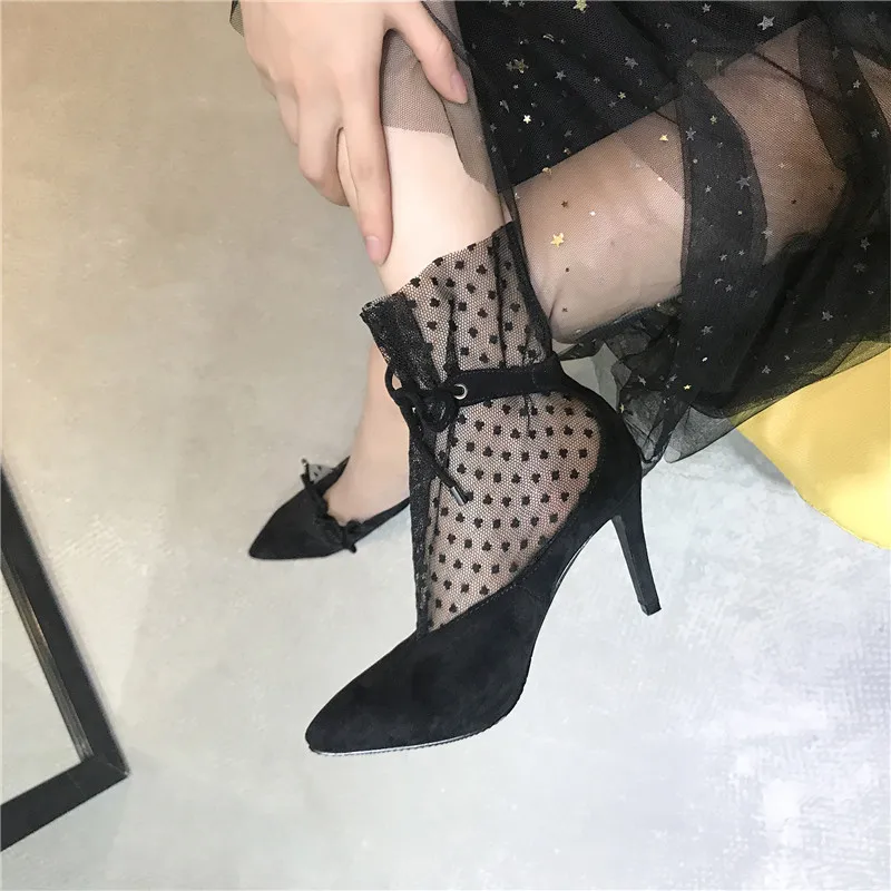 Черные туфли-лодочки на шнуровке; пикантная женская обувь на шнуровке; роскошные дизайнерские свадебные туфли на высоком каблуке для подиума; модные туфли с острым носком на каблуке;