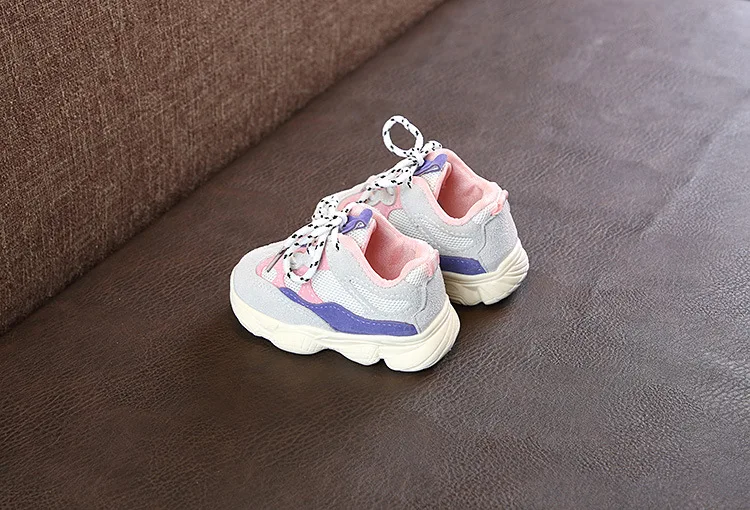 Осенняя обувь для маленьких девочек и мальчиков; повседневная обувь для бега; удобные цветные детские кроссовки с мягкой подошвой