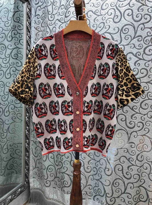 

2019 Early Autumn New Woman V-collar Embroidery Printing Pattern Button Bottom Short Sleeve Card Knitted Shirt 709