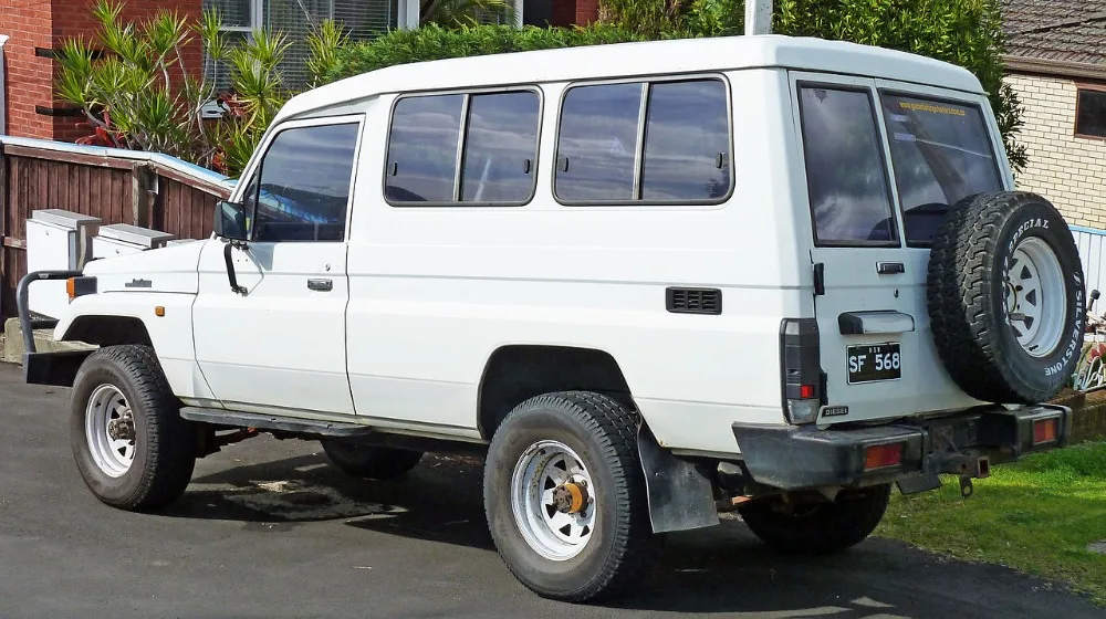 1280px-1991_Toyota_Land_Cruiser_(HZJ75RV)_3-door_wagon_(2010-07-21)_02 