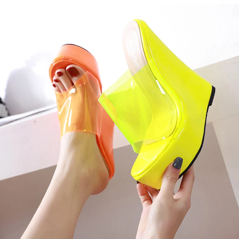 Женские шлепанцы на высоком каблуке 16 см; желтые сандалии; прозрачные летние сандалии для женщин; обувь на танкетке; женские шлепанцы