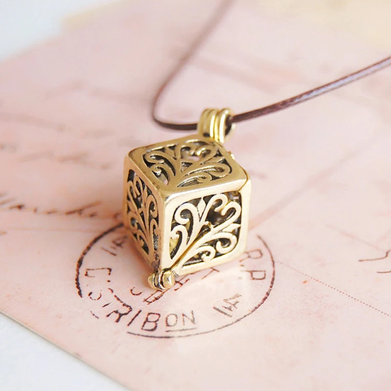 

Retro Life Tree Personality Mini Essential Oil Perfume Diffuser Necklace Openable Small Box Pendant Personal Diffuser Necklace