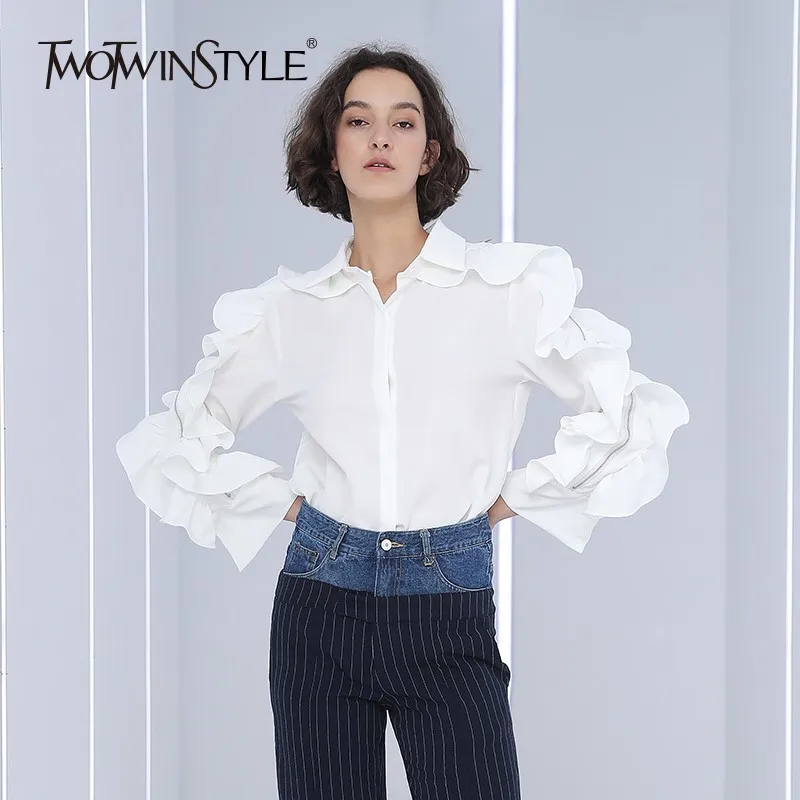Женская блузка с оборками TWOTWINSTYLE белая однотонная открытыми плечами и длинными