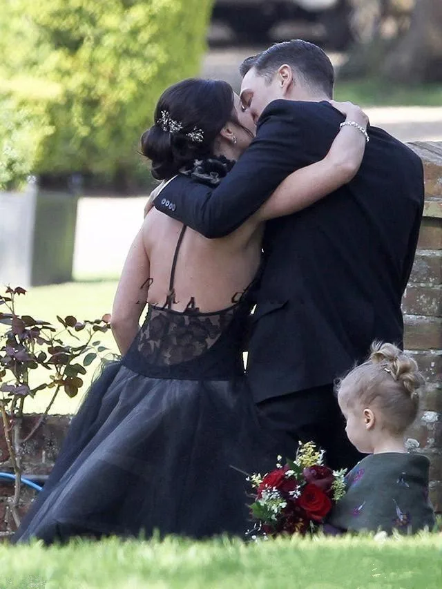 black-halter-puffy-skirt-gothic-wedding-dresses-2018-lace-tulle-backless-country-plus-size-outdoor-bridal-gowns-reception-wedding-dress (3)_