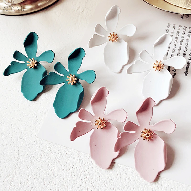 

AOMU Korea New 2018 Design Big Acetic Acid Acrylic Irregular Metal Flower Big Stud Earrings for Women Girl Summer Beach Jewelry