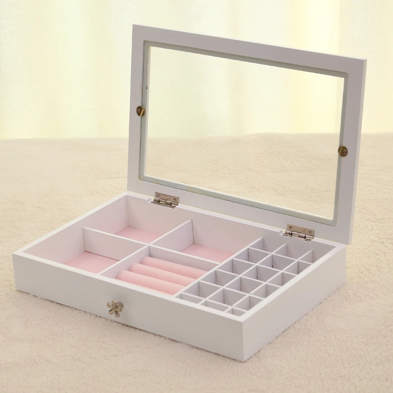 A large wooden jewelry box jewelry box containing flannel Japan