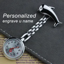 Персонализированные пользовательские заготовка для подвески с гравировкой имени люминесцентные часы руки симпатичная, в форме дельфина Брошь Pin Fob часы для медсестры Schwesternuhr