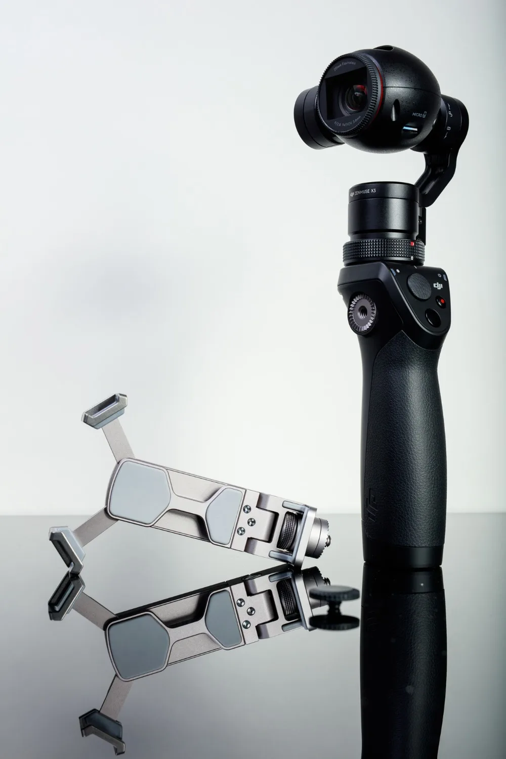 

DJI Osmo Handheld SteadyGrip 4K Camera and 3-Axis Gimbal X3 System Stabilizer