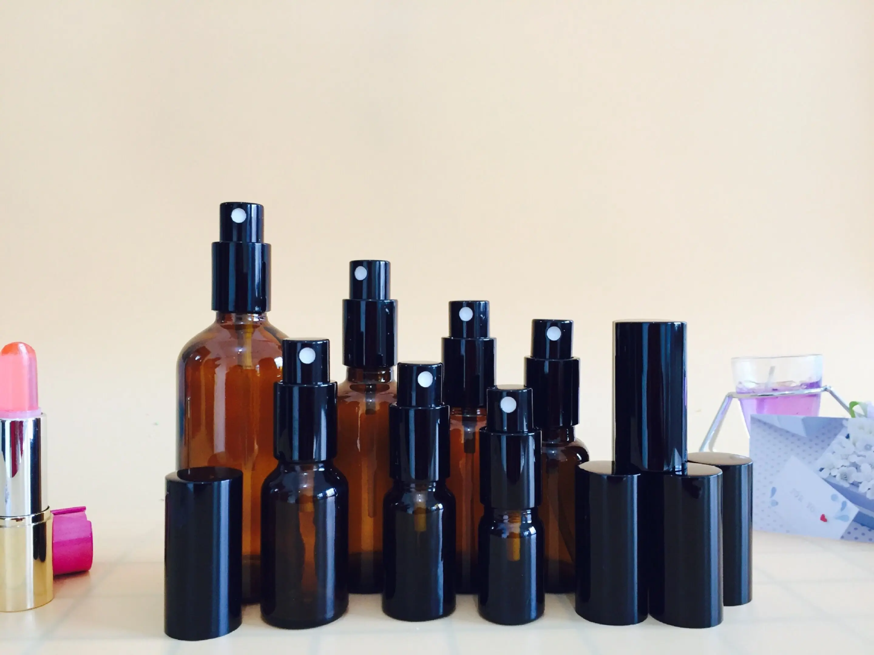 50pcs Empty Refillable Amber Glass Spray Bottle Atomizer with black fine mist sprayer for essential oil perfume aromatherapy