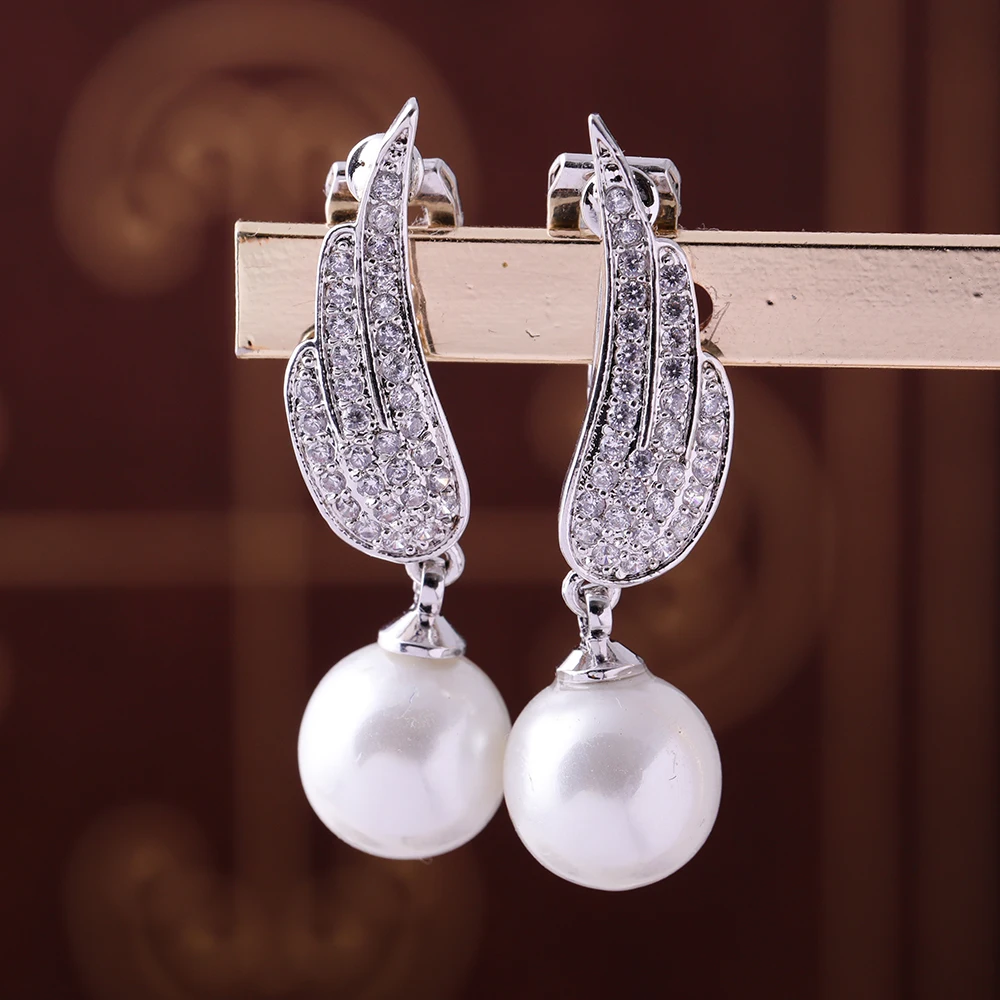

Fashion Micro Paved Zircon Wing Clip Earrings Simulated Pearl Dangle Princess Bridal Wedding Earring Jewelry Party Women Gifts