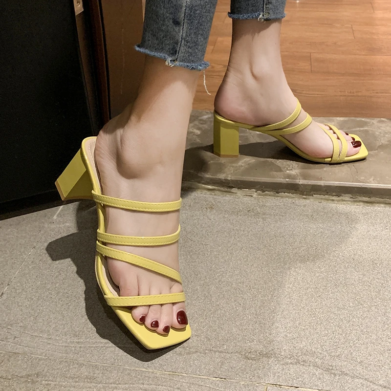 Г. Новые летние шлепанцы на каблуке Женская обувь уличные зеленые, желтые, белые сандалии женские пикантные дизайнерские тапочки на каблуке, zapatos de mujer
