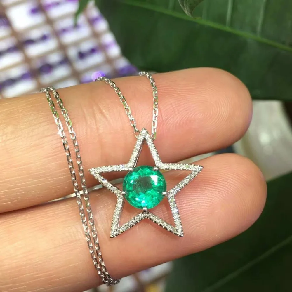 

Natural emerald,18K gold with natural South African Diamond,Bare stone 1ct,Bare stone specification 6*6mm,Total weight of 14ct