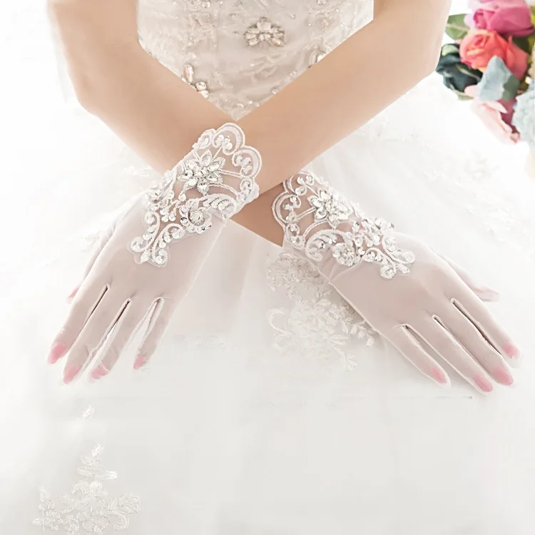 

Elegant Women Short Crystal Bridal Gloves Lace Appliqued Beaded Wedding Gloves Wrist Gloves Finger 2019 New Arrival