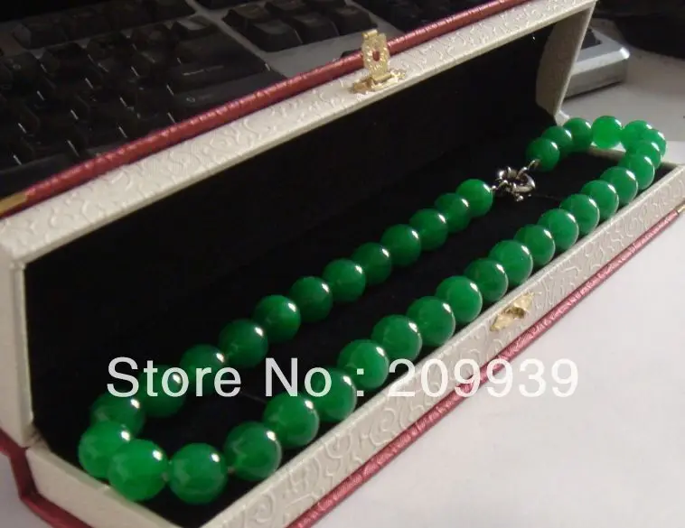 

huij 002723 HUGE 12MM NATURAL GREEN JADE NECKLACE 18