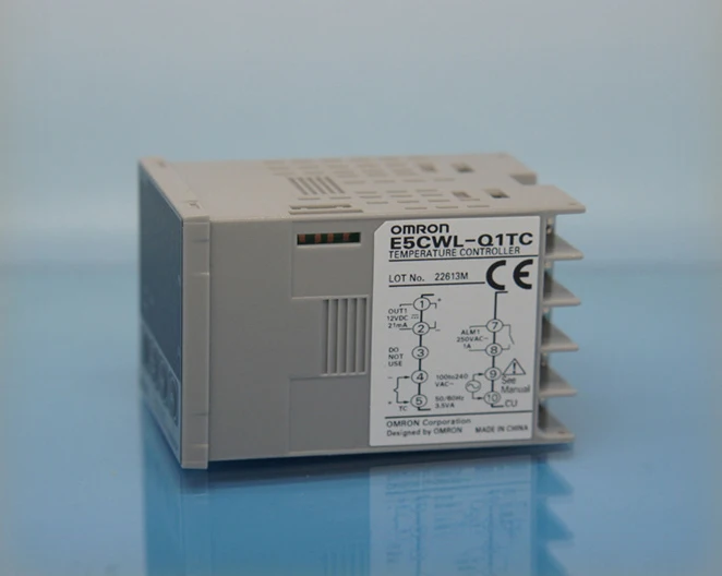 Omron Temperature Controller E5CWL-Q1TC 100-240VAC New in Box