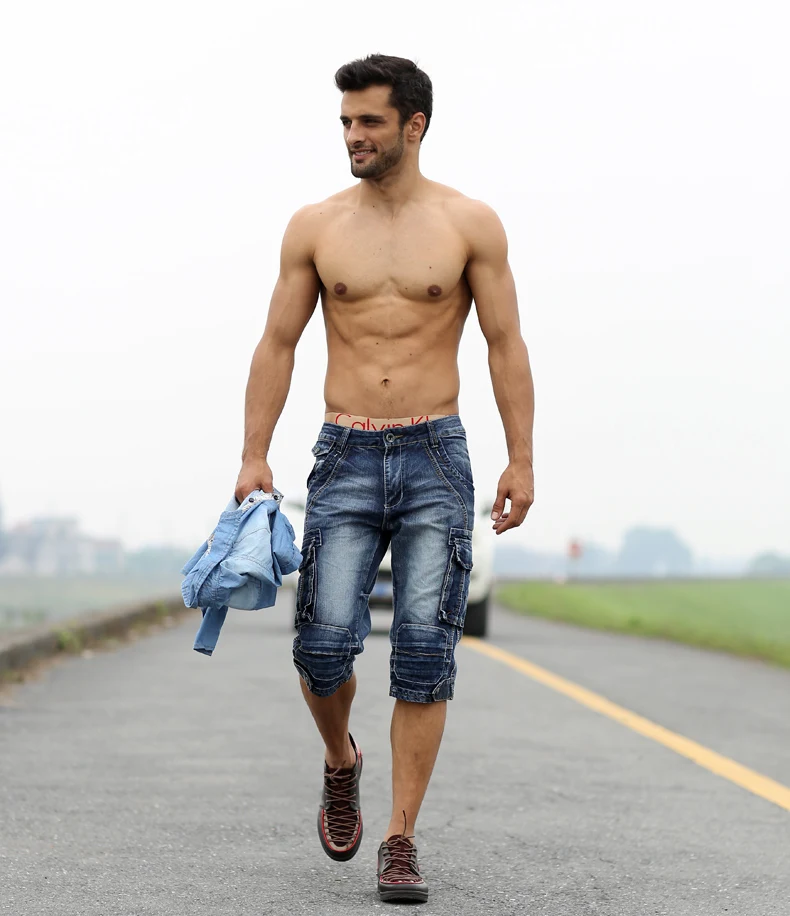 Short jeans men Men's skinny jeans and straight-leg designs feature modern cuts for an edgier look. These jeans are cut closer to the leg and sit lower on the hip than relaxed options. Men who prefer a sleeker appearance will appreciate the clean lines of slim-fit varieties.