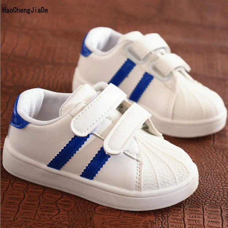 الأطفال أحذية شقة مريحة بو الفتيان الفتيات أحذية رياضية جديد الأزياء تنفس لينة الاطفال رياضية بيضاء طفل احذية الجري