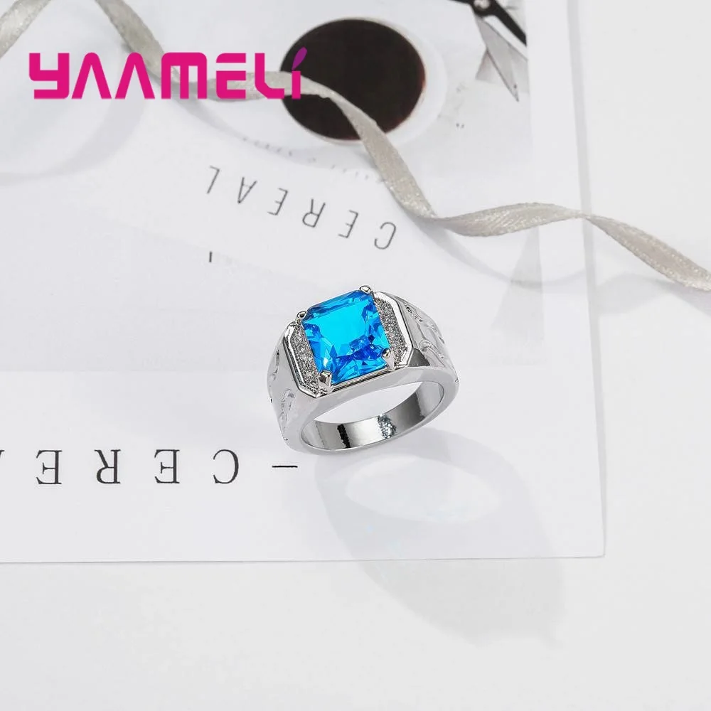 Кольца на палец с широкой поверхностью голубым фианитом отличное искусственное